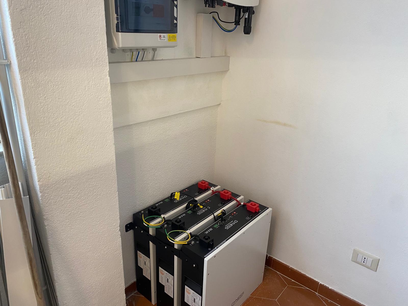 Moduli batteria e collegamenti del sistema di accumulo.
