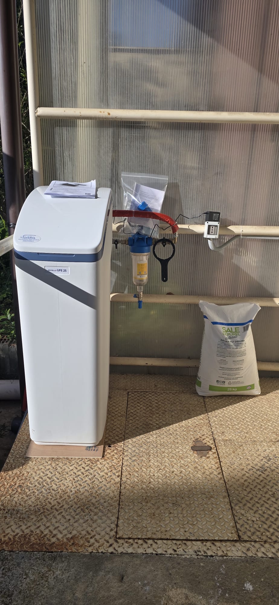 Addolcitore installato con prefiltro e collegamenti idraulici.