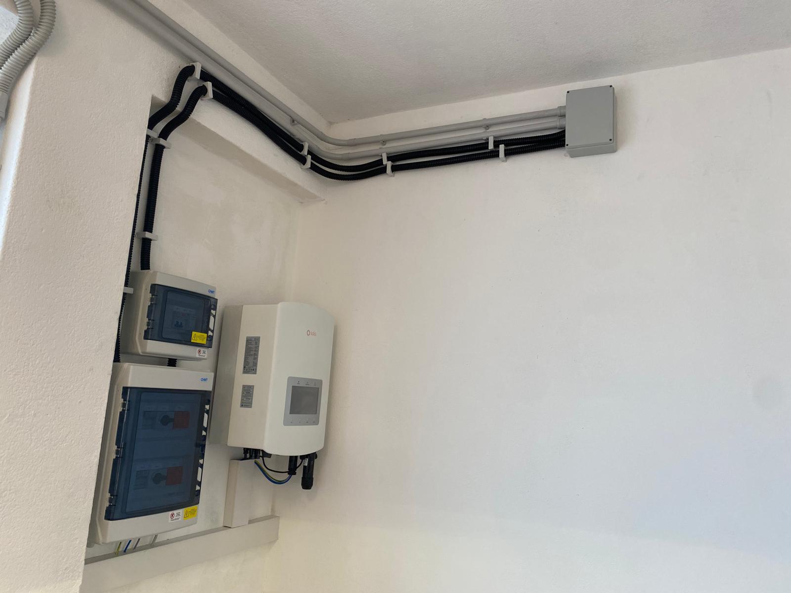 Inverter a parete e quadri elettrici con canalizzazioni.