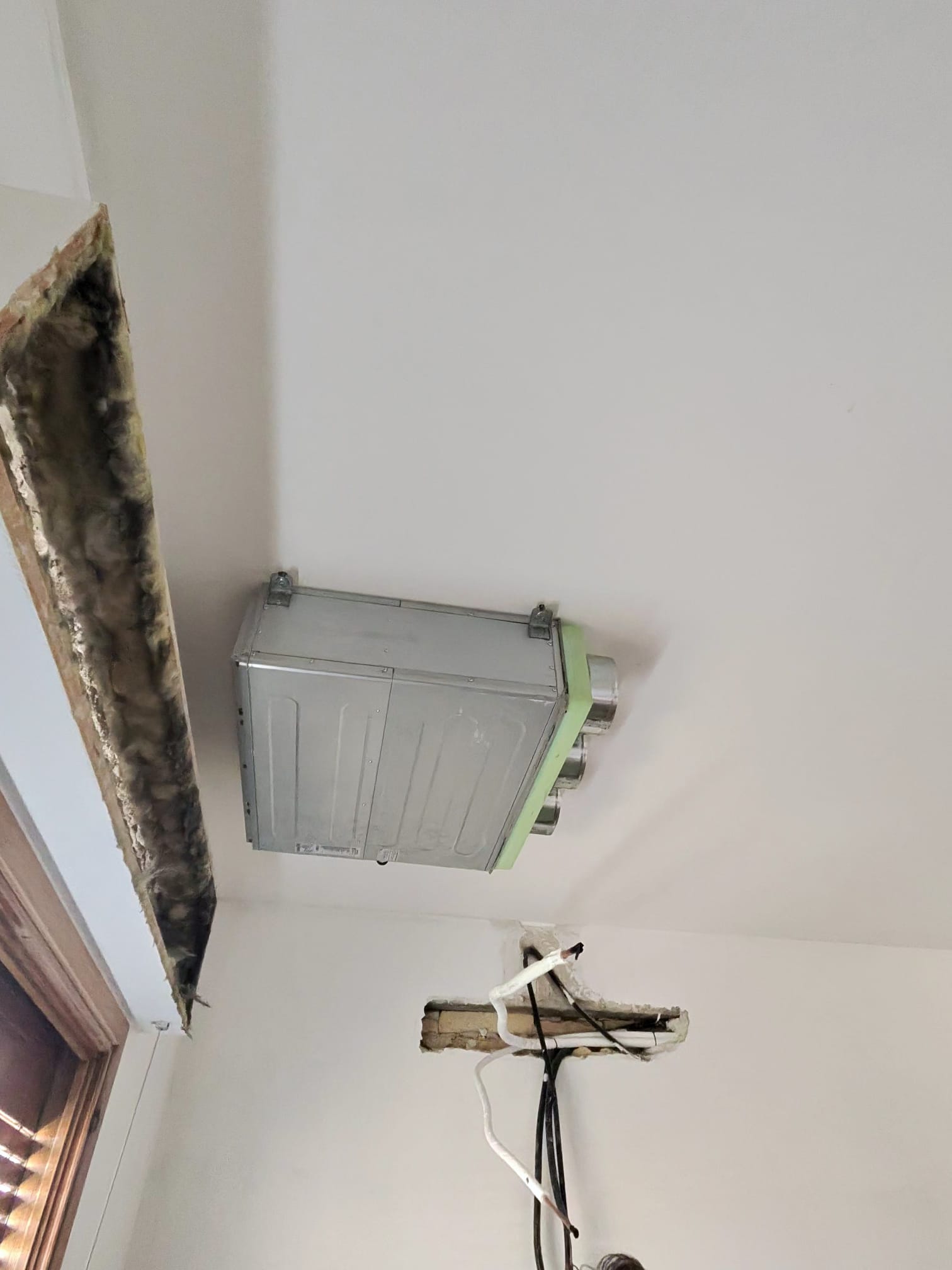 Unità di climatizzazione a cassetta durante la posa.