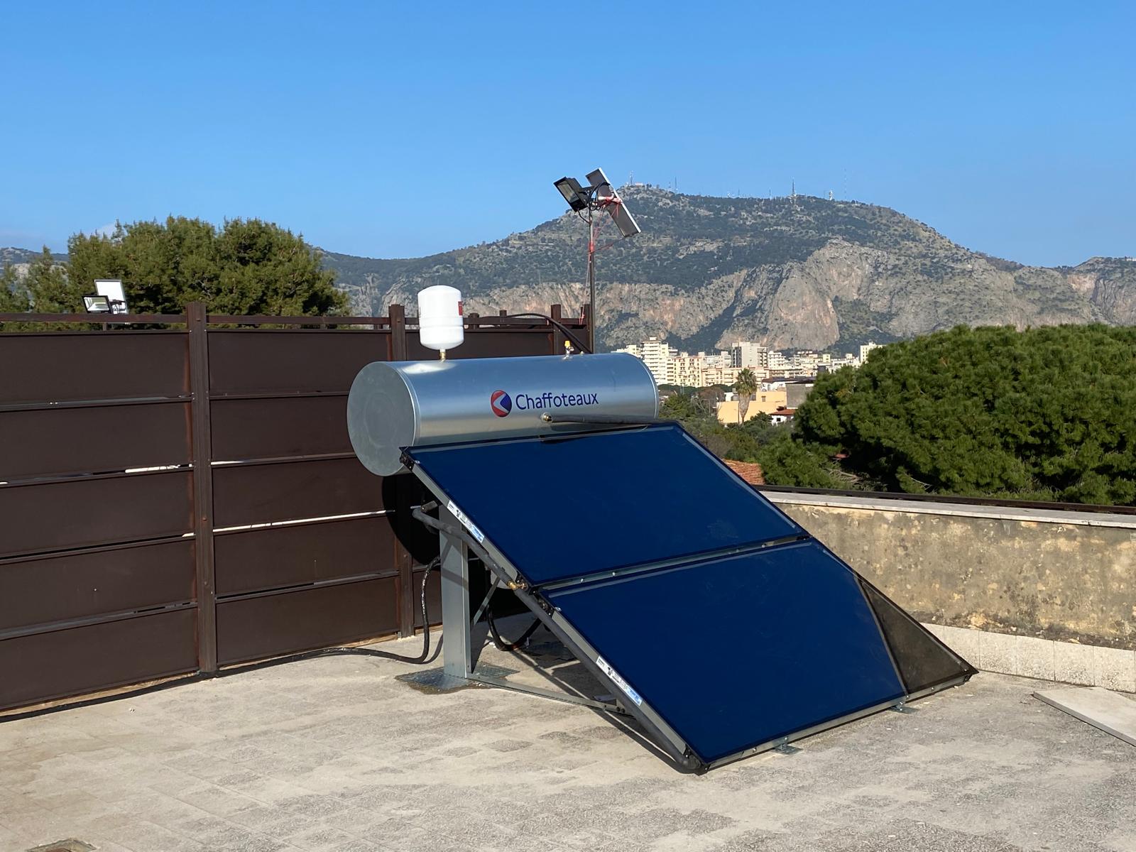 Sistema solare termico con collettore e accumulo.