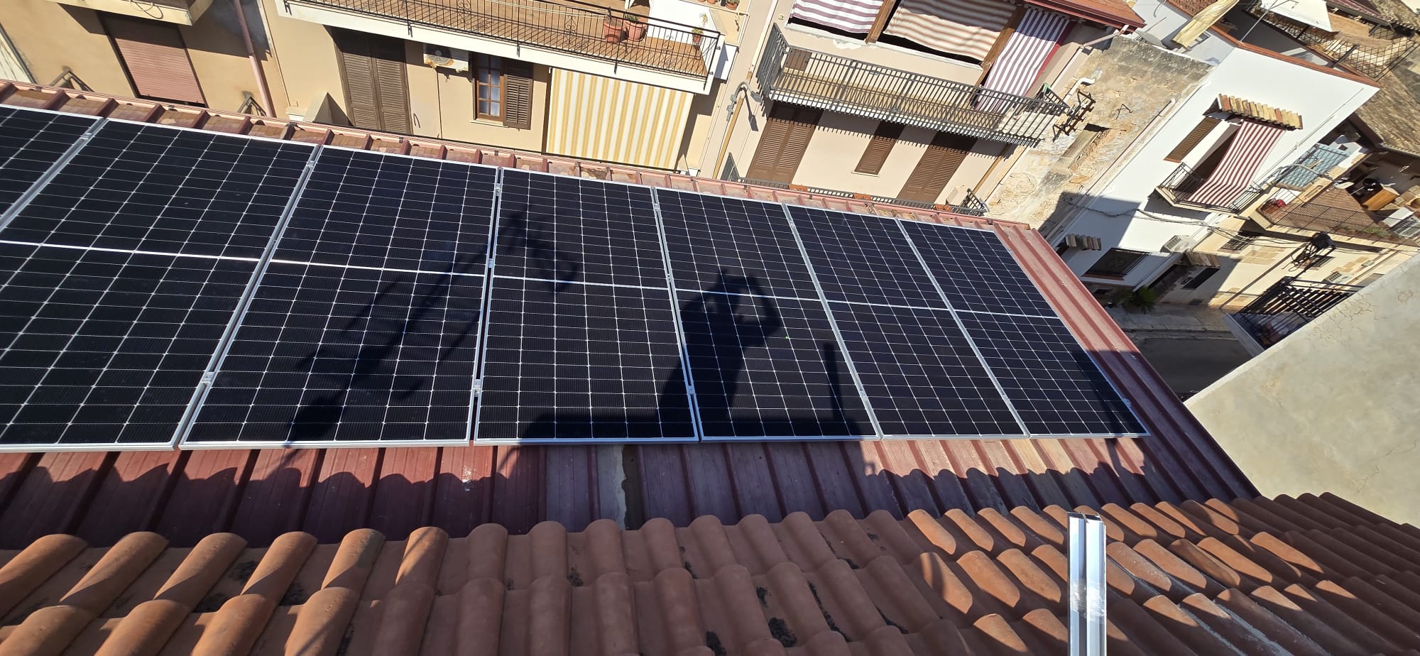 Moduli fotovoltaici su copertura in tegole.